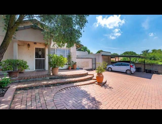 3 BEDROOM HOUSE FOR SALE IN LOMBARDY EAST